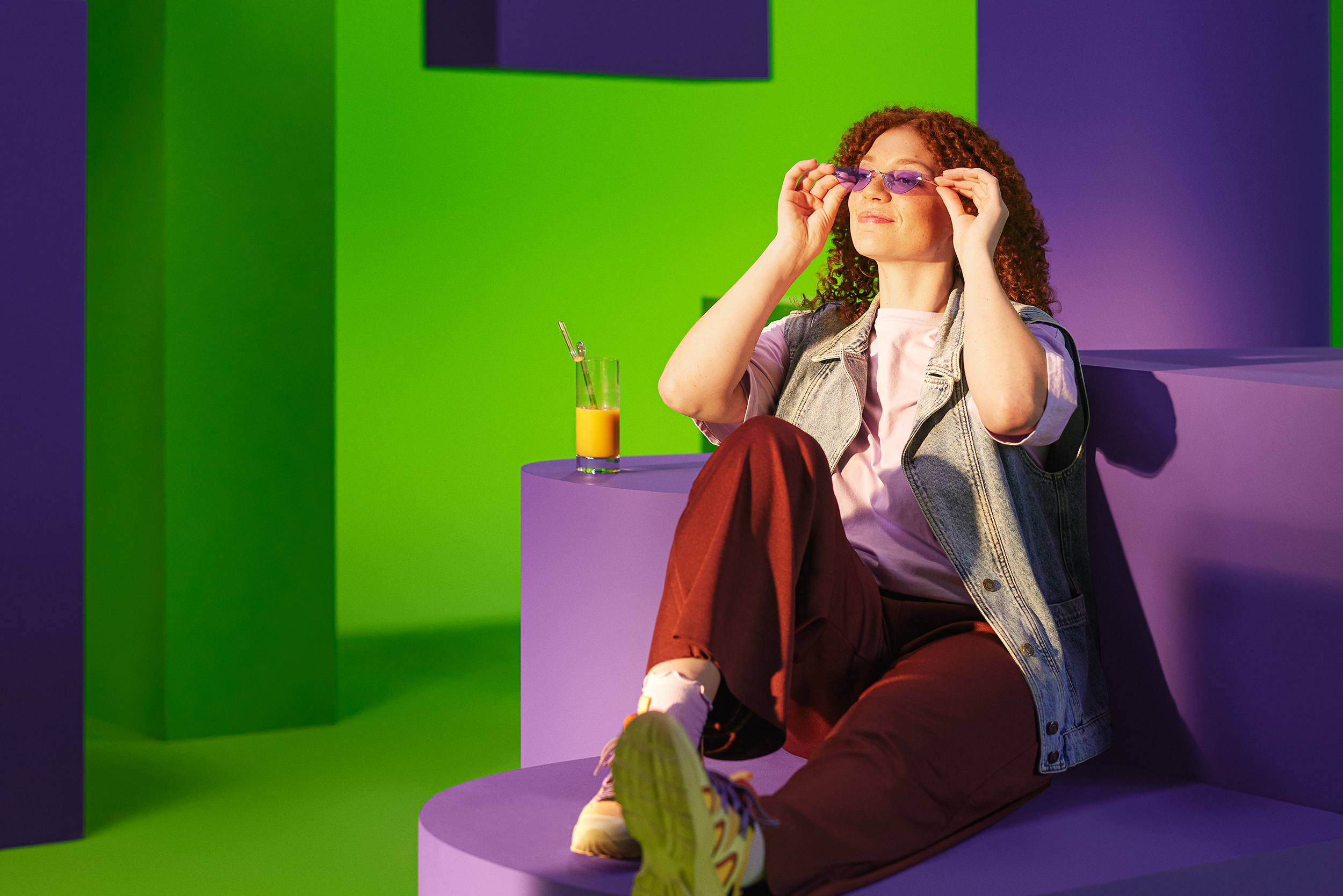 Illustratie meisje met zonnebril