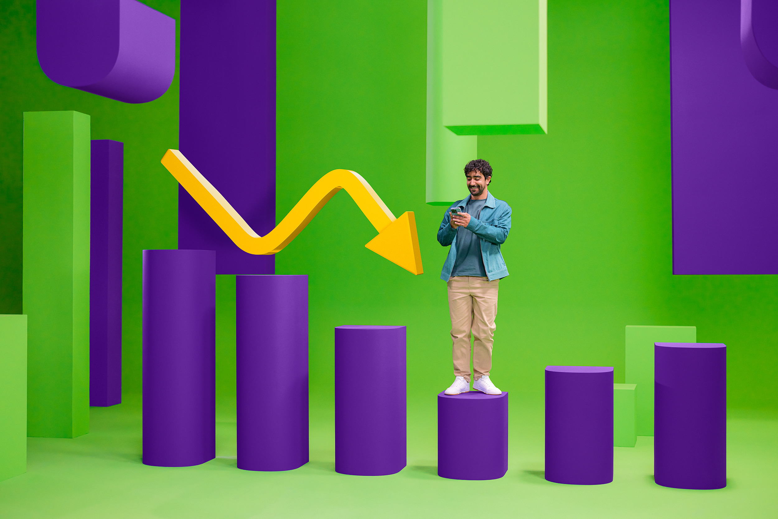 Man staat op paarse staafgrafiek en kijkt op telefoon.
