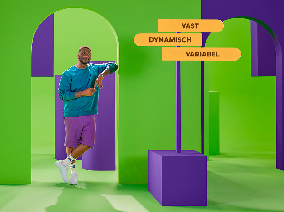 Man bij wegwijzer die verwijst naar verschillende contractsoorten: vast, dynamisch en variabel