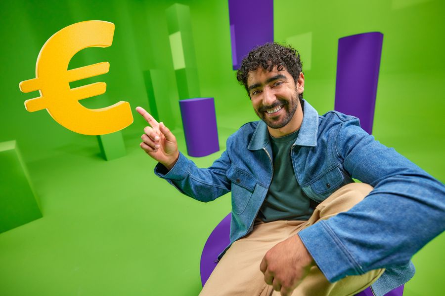 Man wijst naar een groot euroteken.