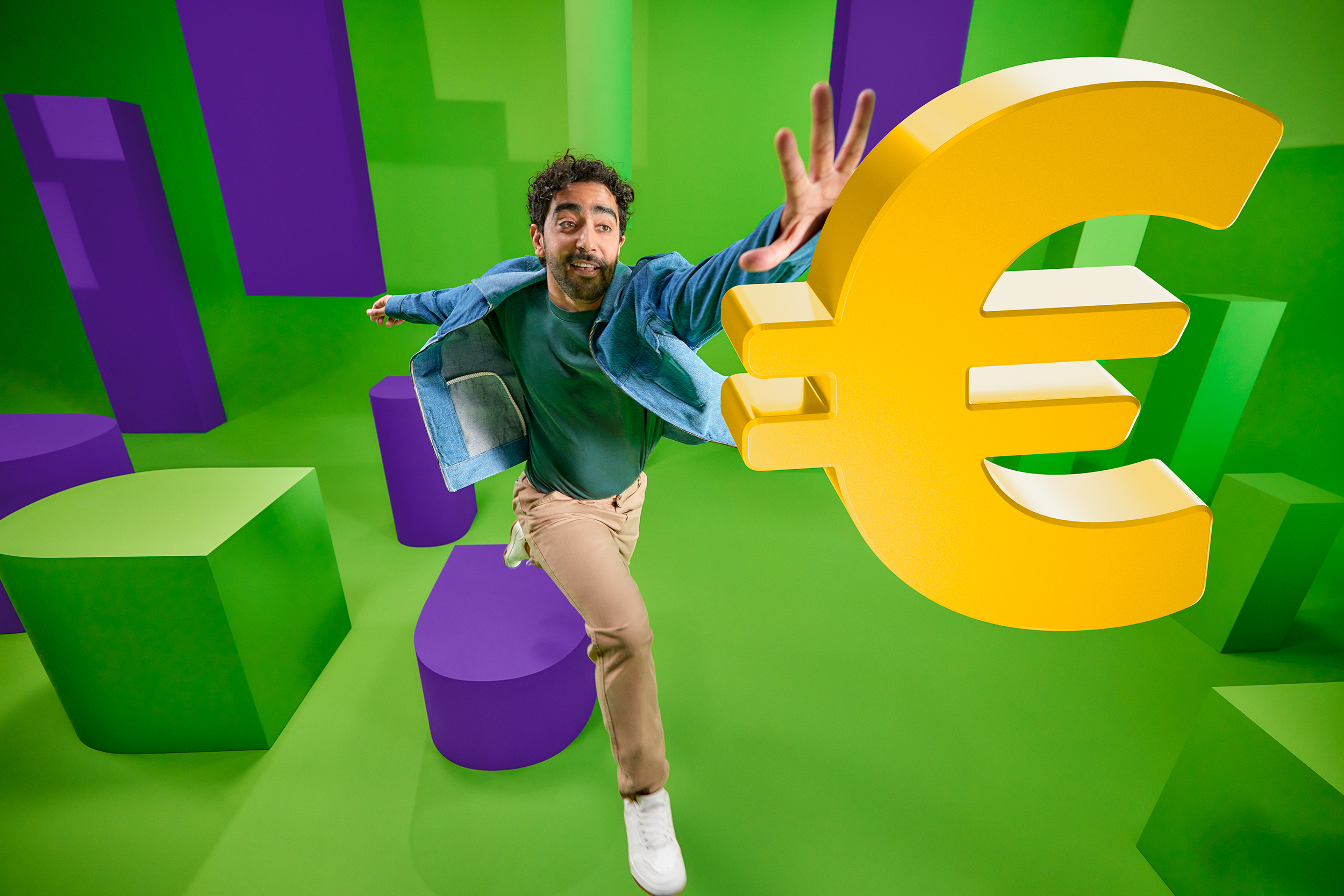 Man springt en probeert een symbool van een euro te pakken