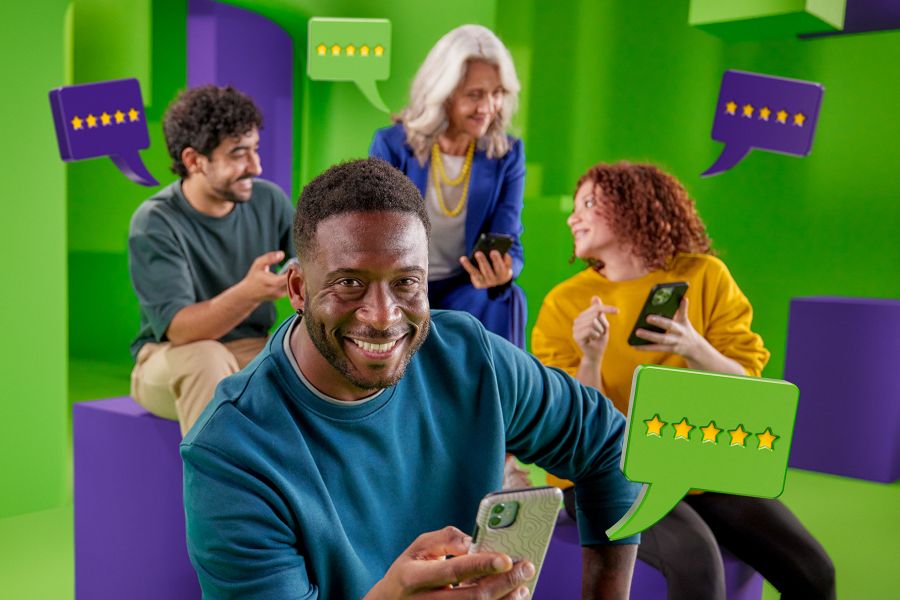 Een kleine groep mensen bespreekt met elkaar de goede reviews van Energiedirect