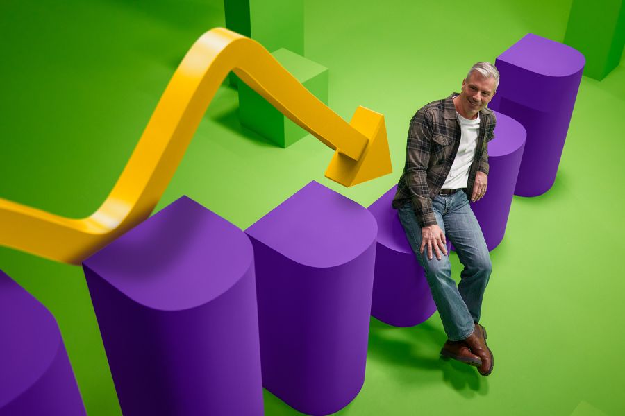 Man in overhemd met de verwachting energieprijzen