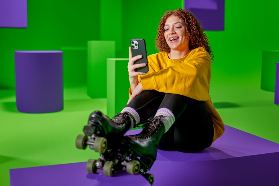 Meisje kijkt op haar telefoon naar goedkoop gas