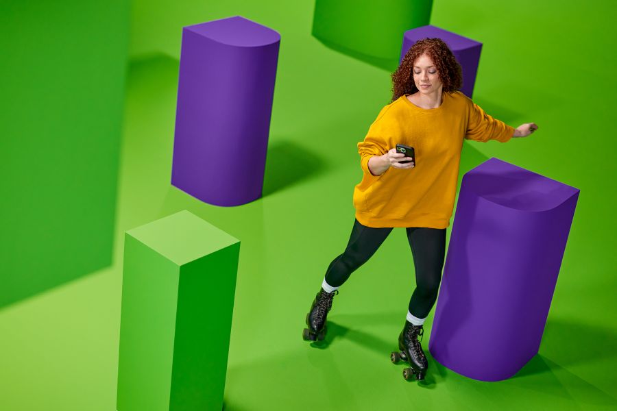 Vrouw in gele trui kiest voor energiedirect