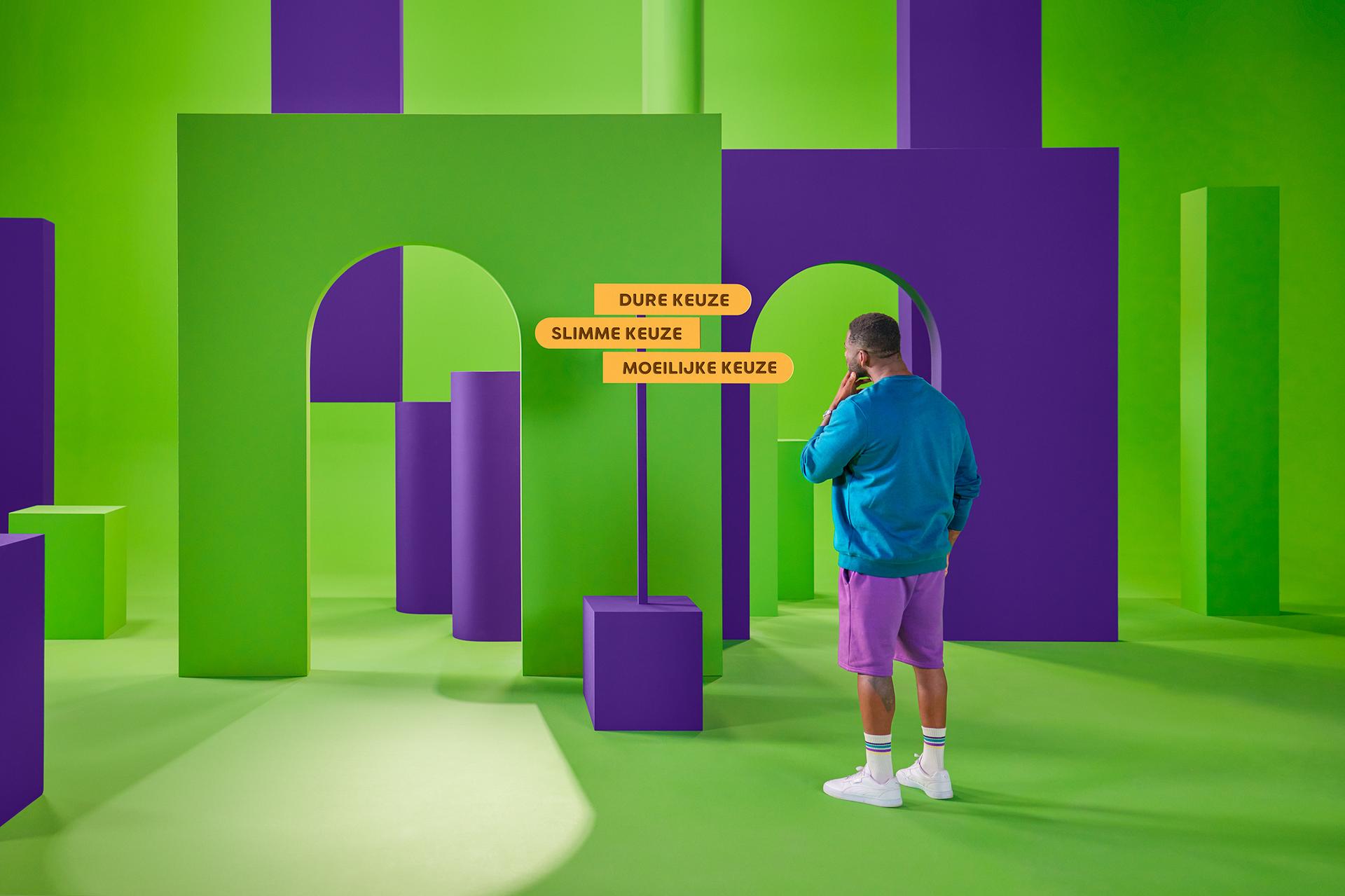 Man kijkt naar borden met verschillende energiecontracten.