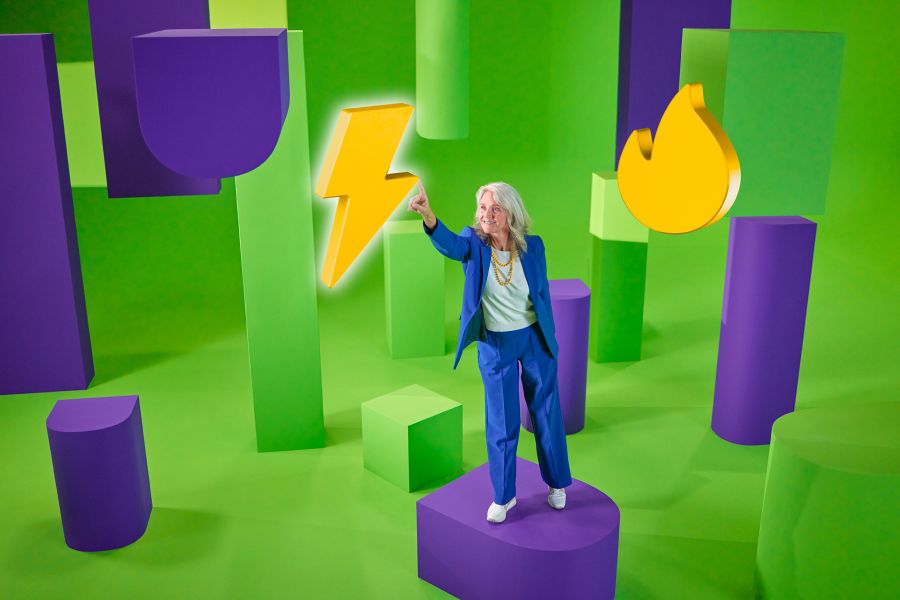 Energie vergelijken. Vrouw kiest tussen stroom en gas.