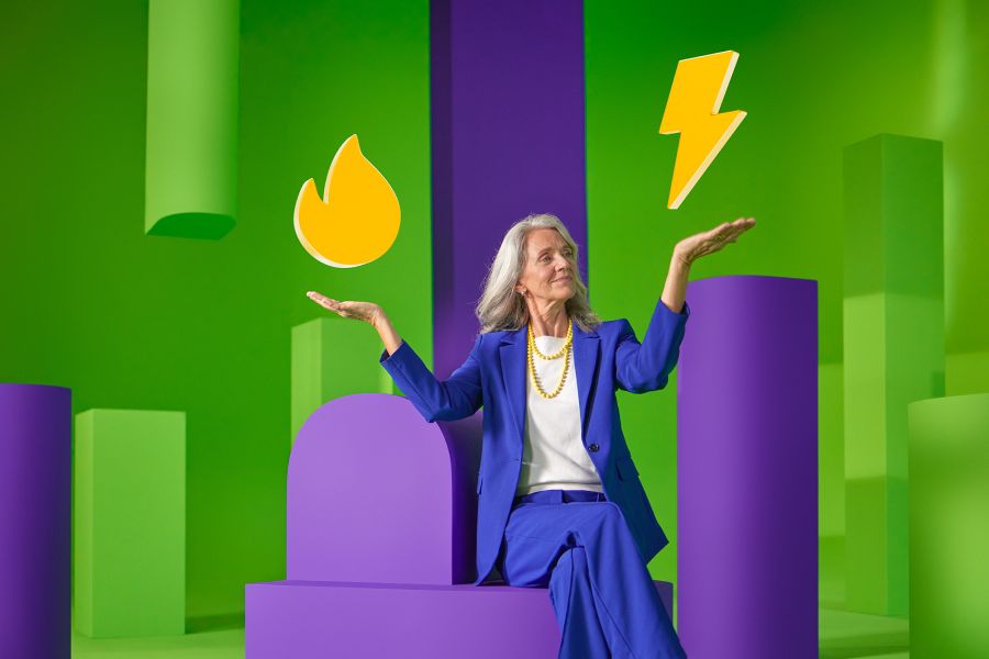 Vrouw vergelijkt licht en vuur