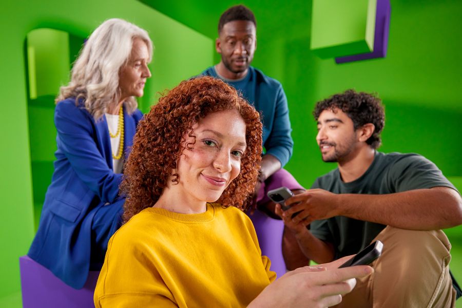 Vrienden zitten op telefoon samen 100 euro