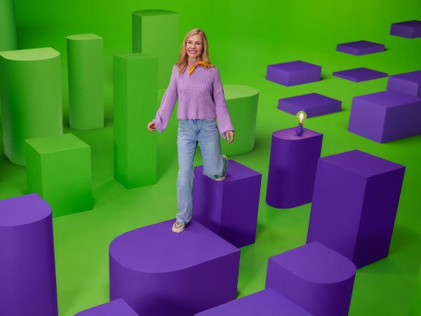 Vrouw met roze trui loopt op illustratie dynamische blokken.