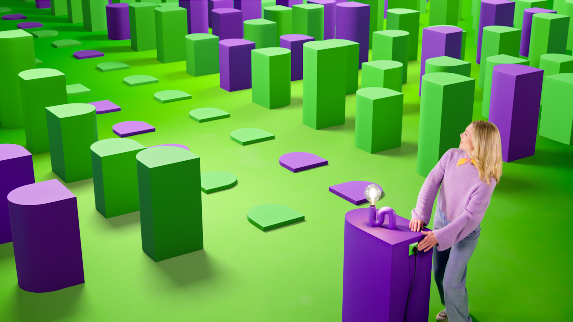 Vrouw steekt stekker in stopcontact.