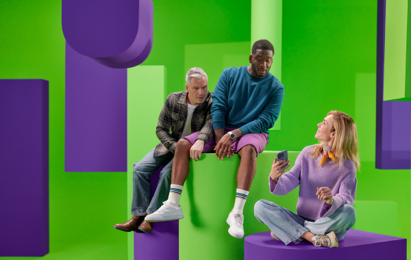 Groep kijkt naar telefoon