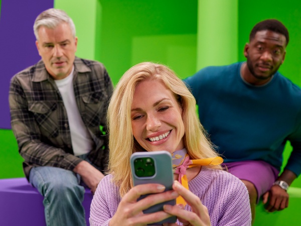 Vrienden kijken naar mobiel over energie vergelijken