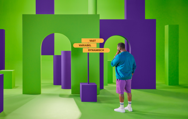 Man in blauwe trui en paarse short staat twijfelend voor bord met verschillende energiemogelijkheden